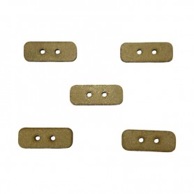 Botón rectangular de madera con bordes redondeados y dos agujeros, etiqueta decorativa para manualidades y costura artesanal.