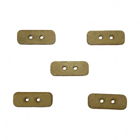Botón rectangular de madera con bordes redondeados y dos agujeros, etiqueta decorativa para manualidades y costura artesanal.